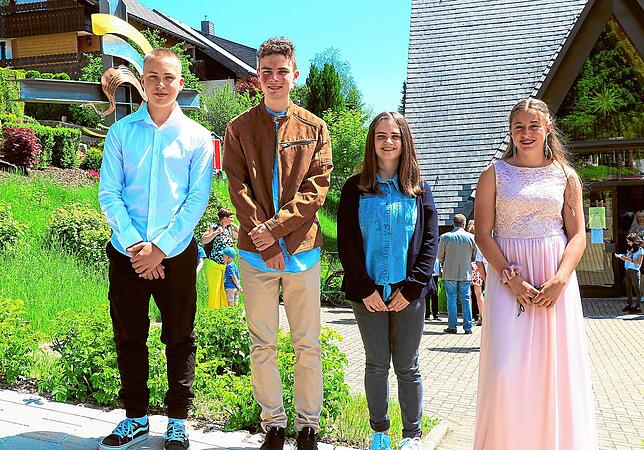 Die evangelische Gemeinde Schonach nimmt die Konfirmanden Ron Glück (von links), Elija Arnold, Selina Seifert und Zoé Veith aus Schonach ...