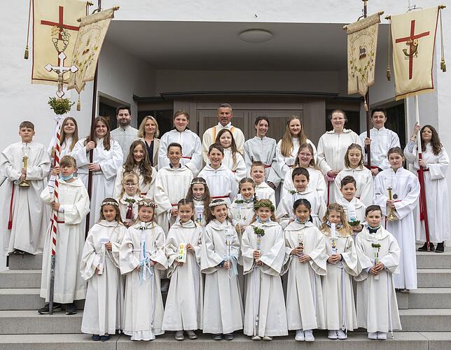 Nachdem die Kinder mit Pfarrer Moser, Ministranten und Fahnen vom Löwenplatz unter musikalischer Begleitung der Musikkapellen Rulfingen ...