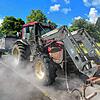 Wenn die Unkrautvernichtenden Touren anstehen, wird an den Traktor der Anhänger mit dem großen Wasserkanister befestigt.