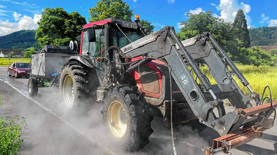 Wenn die Unkrautvernichtenden Touren anstehen, wird an den Traktor der Anhänger mit dem großen Wasserkanister befestigt.