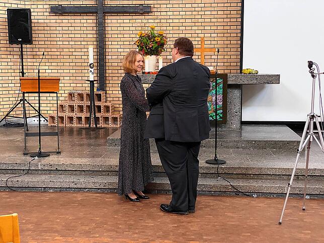 Friederike Heidland, Vorsitzende der Schulstiftung der Evangelischen Landeskriche Baden, verlas die Berufungsurkunde für Nils Franke.