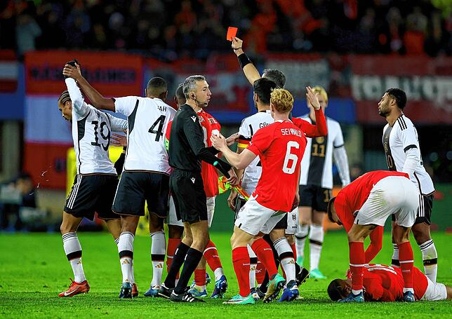 Deutschlands Leroy Sane (links) sieht die Rote Karte nach einer Tätlichkeit an Österreichs Phillipp Mwene (am Boden).