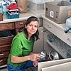 Retten, was noch gerettet werden kann: Apothekenmitarbeiterin Christine Heilig säubert hinter der Ladentheke Inventar.