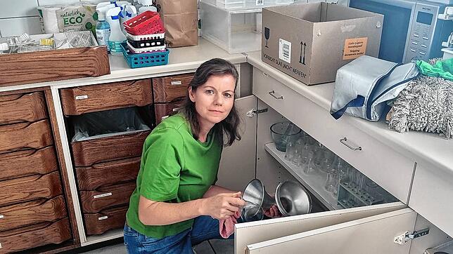 Retten, was noch gerettet werden kann: Apothekenmitarbeiterin Christine Heilig säubert hinter der Ladentheke Inventar.