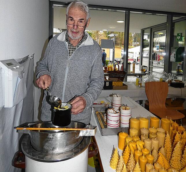 Frisch gegossene Bienenwachskerzen in den unterschiedlichsten Formen verbreiteten den besonderen Geruch im Foyer des Rathauses.