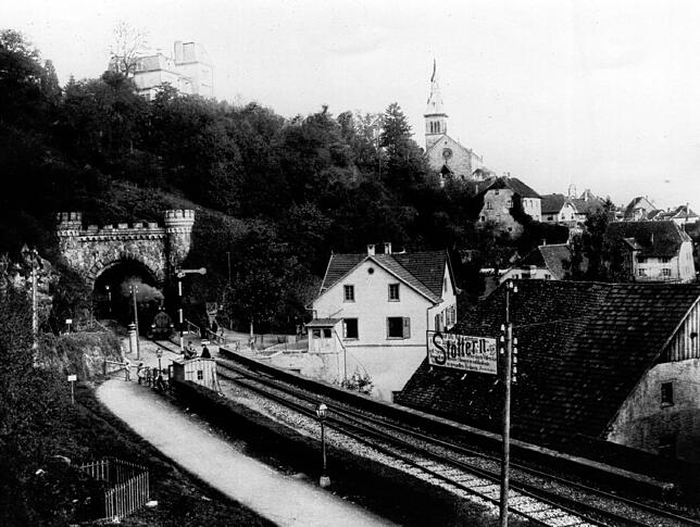 Diese historische Aufnahme zeigt den Rappensteintunnel. Die Aufnahme muss vor 1909 entstanden sein, denn sie zeigt das heutige Gebäude ...