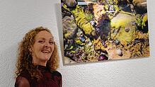 Iris Faller steht vor ihrem Lieblingsbild der Ausstellung in Gailingen. Foto: Ingrid Ploss