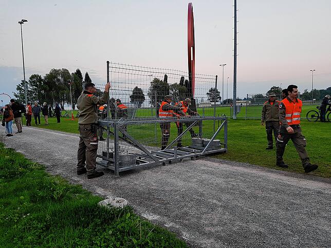 Bild 10: Die Zäune zur Schweiz sind weg: Hier fallen die Absperrungen in Konstanz