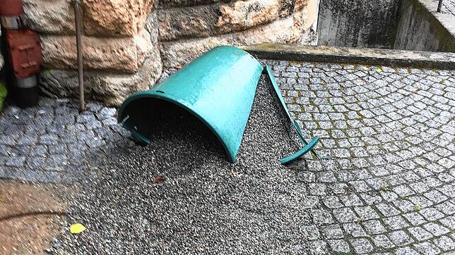 An der Herz-Jesu-Kirche haben offenbar Unbekannte einen Eimer mit Material zum Aufschütten von Wegen beschädigt.