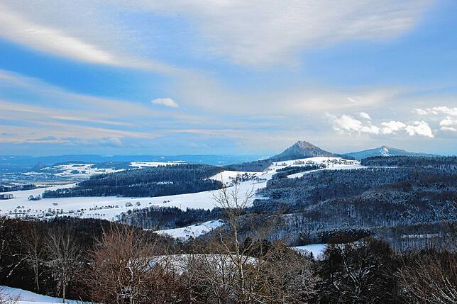 Diese prächtige Aussicht auf den Hegau und die Berge bietet sich den Wintersportlern auf dem Hegaublick.