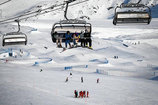 Auf diesem Archivfoto liegt genug Schnee: Skifahrer genießen die Hänge über dem Nobelskiort Zermatt.