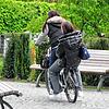 Im Doppelpack mit Schwung über den Friedhof. Dabei ist das Radfahren dort verboten.