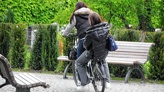 Im Doppelpack mit Schwung über den Friedhof. Dabei ist das Radfahren dort verboten.
