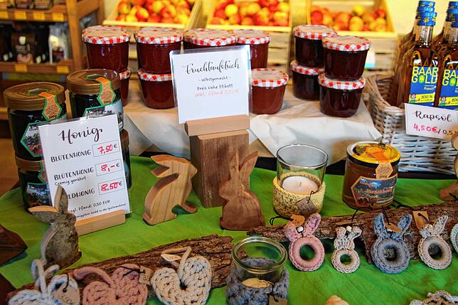 Das Angebot ist groß: Neben selbstgemachten Fruchtaufstrichen gibt es passend zum Osterfest kleine selbstgemachte Dekorationen.