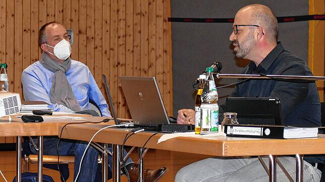 Bürgermeister Maik Lehn und Kämmerer Ermilio Verrengia (von links) stellten im Gemeinderat ihren Haushaltsentwurf für das kommende Jahr vor.