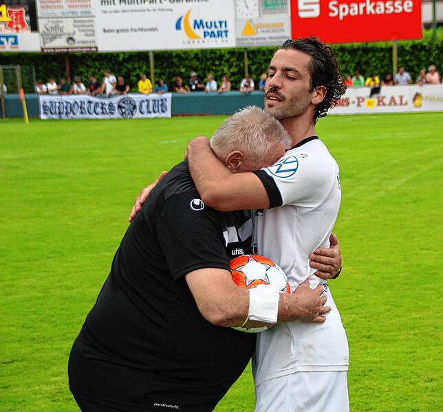 Mauro Chiurazzi (rechts) tröstet Werner Felgenhauer, für den das Pokalfinale in Bahlingen ein ganz besonderes war.