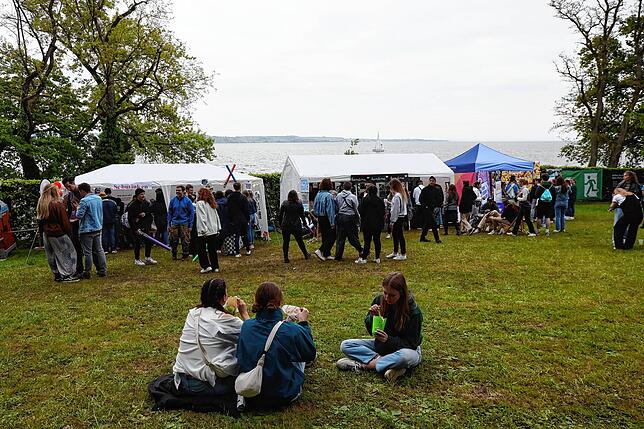 Bild 8: Los geht&lsquo;s &ndash; Fans und Mitarbeiter strömen auf das Festivalgelände