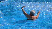 Badevergnügen der anderen Art: Zwischen den 1000 transparenten Wasserbällen war der Spieltrieb bei allen Generationen schnell da. Die ...