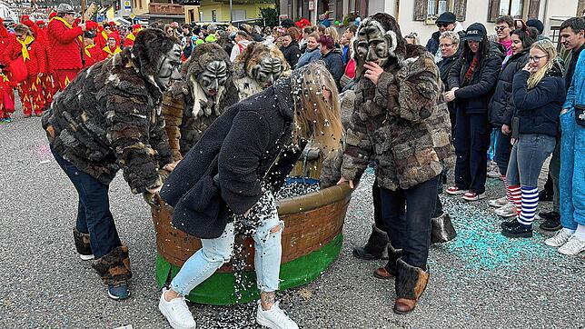 Bild 11: Narren feiern ausgelassen &ndash; Bilder vom Umzug (Teil 2)