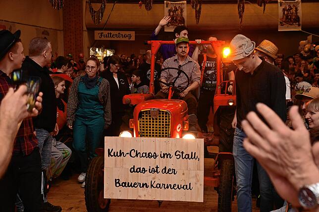 Bild 3: Tanzende Glücks-Schweine und ein echter Bulldog in der Halle: So lustig war der Erzknappenball