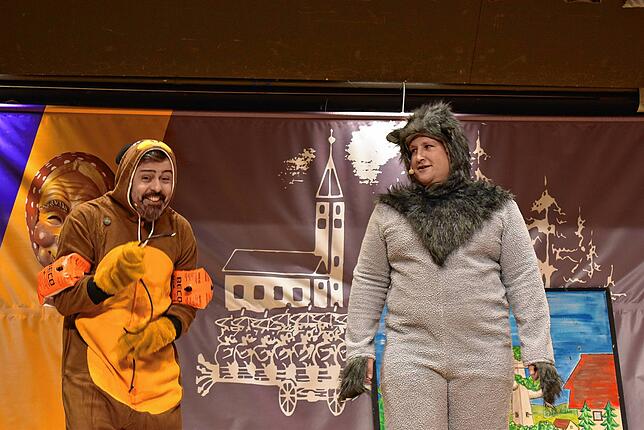 Biber und Wolf unterhalten sich über die komischen Menschen.