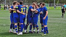 Der SV Allensbach bejubelt einen der vier Treffer von Niklas Aichem beim 5:3-Sieg gegen den FC Böhringen.