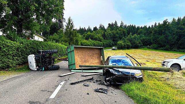 Ein Auto kracht bei Fisibach im Kanton Aargau in einen Traktor mit Anhänger. Traktor und Anhänger kippen um.