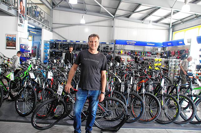 Endlich floriert das Geschäft: Rigo Raatz kann in seinem Gottmadinger Fahrradhaus am ersten Tag der Wiederöffnung viele Kunden begrüßen.