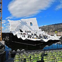 Richtfest bei den Bregenzer Festspielen. Zum ersten Mal füllt sich die Bühne mit Menschen.