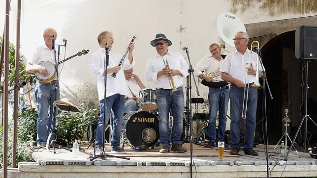 Die Feierware Jazzband spielt beim Dixiefest an der Sparkasse.