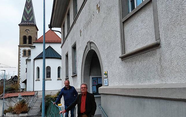 Das Rathaus im Advent 2022: Auf der Treppe stehen Ortsvorsteher Herman Leiz (links) und sein Stellvertreter Professor Jürgen Klöckler.