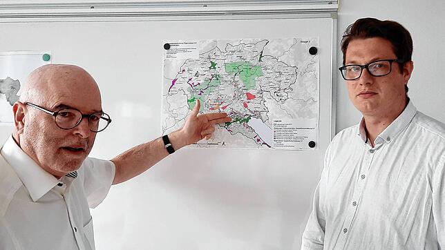 Der Stockacher Bürgermeister Rainer Stolz und Lars Heinzl, Leiter des Stadtbauamts, erläutern Probleme mit dem Anhörungsentwurf des ...