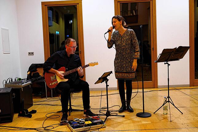 Oliver Fabro und Céline Huber sorgen für den richtigen musikalischen Ton bei der Verabschiedung im Pfarrsaal St. Fridolin.