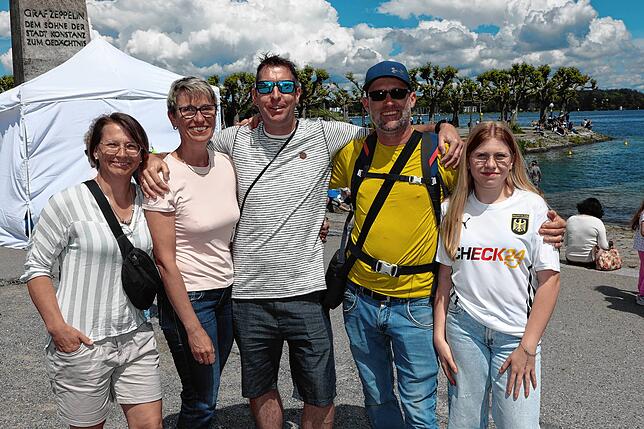 Bild 3: Auf zum SUP-Rennen! Bei der Bodenseewoche 2024 messen sich die Paddler im Wettstreit
