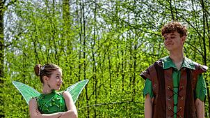Das Stück „Peter Pan“ mit Mia Baumbast und Noel Wohlwender. Bild: Andre Kobsik