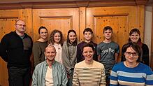 Neumitglieder werden begrüßt (hinten, von links): Sven Boll, Laura Kaiser, Pia Beck, Ayana Ebi, Lars Schellenberg, Alexander Blenk und ...