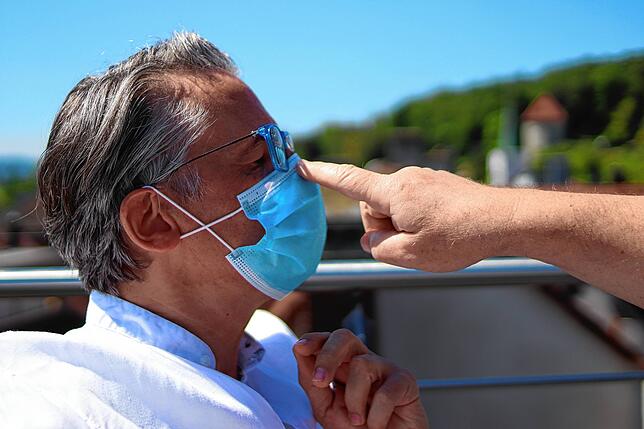 Bild 4: Als Brillenträger nicht mehr den vollen Durchblick? Ein Optiker weiß Rat, wie Sie auch mit Brille und Maske &bdquo;auf Sicht&ldquo; fahren