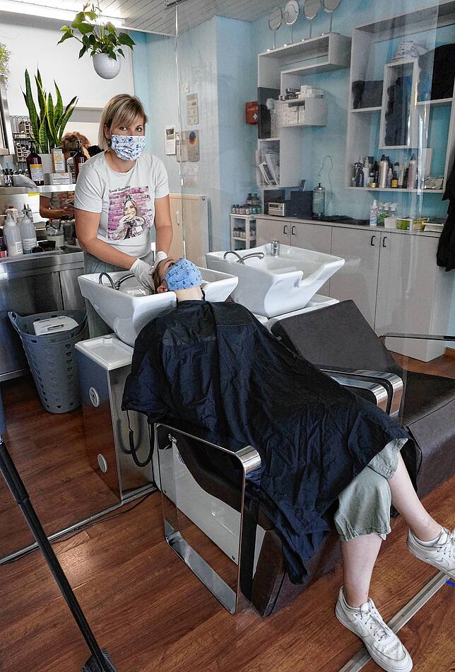 Franziska Taubenmann vom Salon Style Event in der Blumberger Tevesstraße bedient unter Einhaltung der aktuellen Hygienevorschriften eine ...