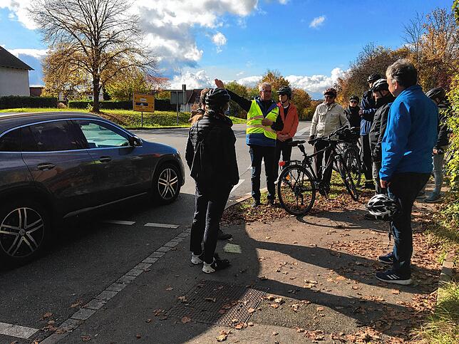 Der Vorsitzende der Gottmadinger Freien Wähler, Markus Romer (mit Warnweste), würde am liebsten den Fußgängerstreifen um einen Radweg ...