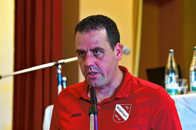 Willkommen: Martin Schmid, Vorsitzender des FC Bergalingen, begrüßte die Teilnehmer des Bezirkstags 2021 in Willaringen und stellte den ...