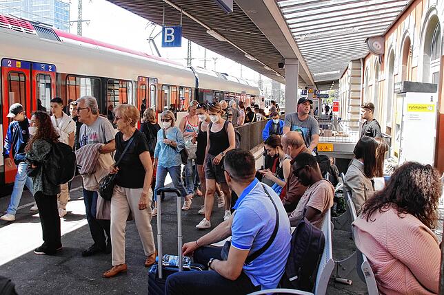 Am Samstag vor Pfingsten nutzten zahlreiche Reisende das Neun-Euro-Ticket für einen Ausflug: Auf dem Bahnhof in Singen drängten sich ...