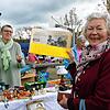 SÜDKURIER-Leserin Isolde Bilger (rechts) entdeckt am Stand von Uschi Diener (links) eine Sammelmappe der Heimatzeitung mit Artikeln von ...