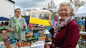 SÜDKURIER-Leserin Isolde Bilger (rechts) entdeckt am Stand von Uschi Diener (links) eine Sammelmappe der Heimatzeitung mit Artikeln von ...