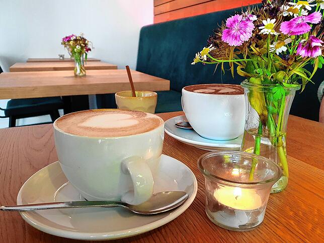 Auf der Getränkekarte stehen unter anderen Kaffeeklassiker wie der Cappuccino und heiße Schokolade.