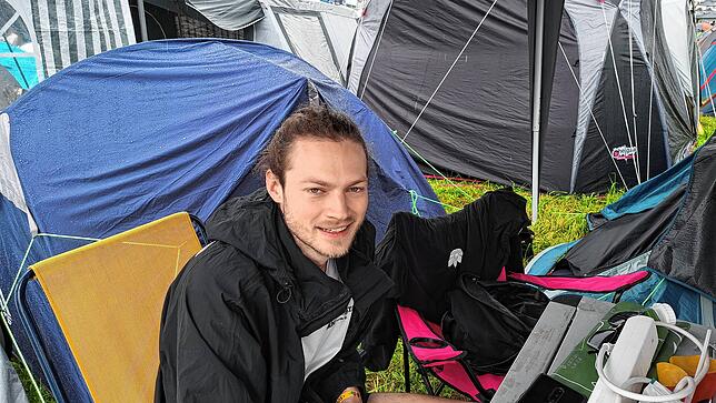 Pascal aus Stuttgart unter einem Pavillon vor seinem Zelt beim Southside 2024.