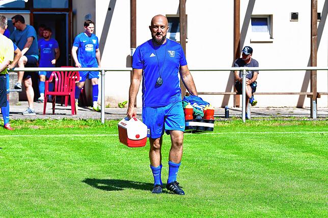 Dreifachfunktion: Sascha Müller vom TuS Stetten war in der mit 6:2 gewonnenen Partie beim FC Schlüchttal als Trainer, Betreuer und ...