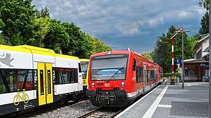Eine Bahn am Haltepunkt Überlingen-Therme. Auf der Bodenseegürtelbahn kommt es derzeit zu größeren Verspätungen (Archivbild).