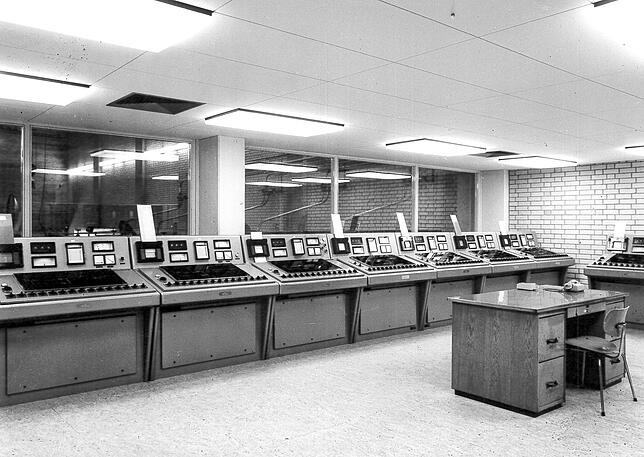 Die von Fachleuten vielbestaunte Zentrale der automatischen Garnfärberei im Jahr 1968.