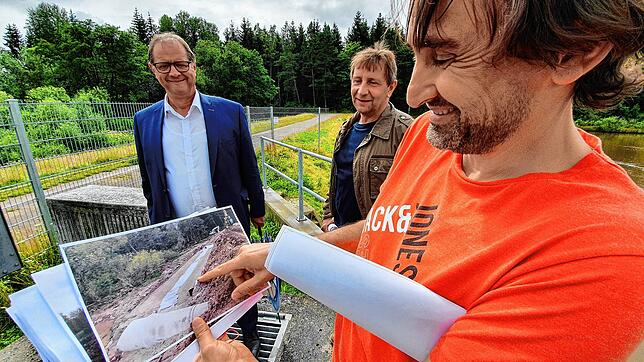 Da ist der Biberschutz eingebaut, erklärt Alexander Meister (rechts) auf dem Damm am Goldenbühl. Hinten von links: Oberbürgermeister ...