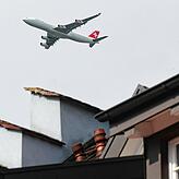 Dauerthema Fluglärm: Ein Flugzeug fliegt 2012 über die Dächer von Hohentengen.